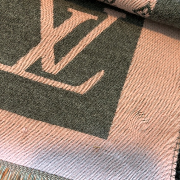 Adorable Louis Vuitton Cashmere Oversized Scarf (Grey Pink and Orange) - Picture 5 of 5